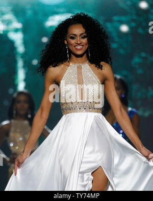 Miss Distretto di Columbia USA, Kara McCullough sul palco durante la serata di porzione di usura del 2017 Miss USA la concorrenza, Mandalay Bay Resort and Casino il 14 maggio 2017. Foto di James Atoa/UPI Foto Stock