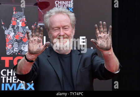 Regista Ridley Scott partecipa in una mano e il footprint cerimonia immortalando lui nel piazzale di TCL teatro cinese (in precedenza Grauman's) nella sezione di Hollywood di Los Angeles il 17 maggio 2017. Foto di Jim Ruymen/UPI Foto Stock
