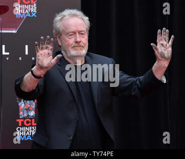 Regista Ridley Scott partecipa in una mano e il footprint cerimonia immortalando lui nel piazzale di TCL teatro cinese (in precedenza Grauman's) nella sezione di Hollywood di Los Angeles il 17 maggio 2017. Foto di Jim Ruymen/UPI Foto Stock
