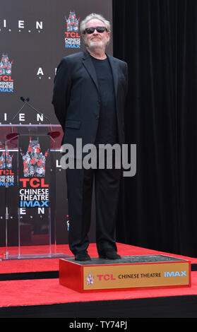 Regista Ridley Scott partecipa in una mano e il footprint cerimonia immortalando lui nel piazzale di TCL teatro cinese (in precedenza Grauman's) nella sezione di Hollywood di Los Angeles il 17 maggio 2017. Foto di Jim Ruymen/UPI Foto Stock