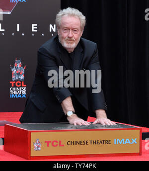 Regista Ridley Scott partecipa in una mano e il footprint cerimonia immortalando lui nel piazzale di TCL teatro cinese (in precedenza Grauman's) nella sezione di Hollywood di Los Angeles il 17 maggio 2017. Foto di Jim Ruymen/UPI Foto Stock