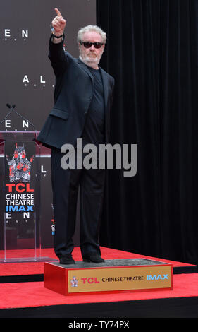 Regista Ridley Scott partecipa in una mano e il footprint cerimonia immortalando lui nel piazzale di TCL teatro cinese (in precedenza Grauman's) nella sezione di Hollywood di Los Angeles il 17 maggio 2017. Foto di Jim Ruymen/UPI Foto Stock