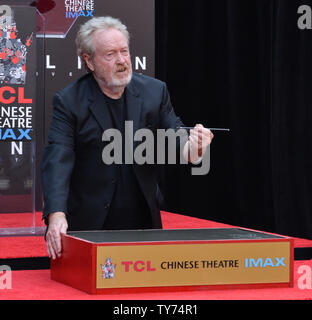 Regista Ridley Scott partecipa in una mano e il footprint cerimonia immortalando lui nel piazzale di TCL teatro cinese (in precedenza Grauman's) nella sezione di Hollywood di Los Angeles il 17 maggio 2017. Foto di Jim Ruymen/UPI Foto Stock
