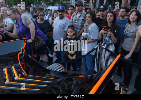 Migliaia di persone, comprese le famiglie con bambini piccoli, affollato di downtown Los Angeles giovedì notte sporting Batman abbigliamento e altro abito di supereroi per rendere omaggio ad attore Adam West, meglio conosciuto per la riproduzione il supereroe incappucciato su anni sessanta show televisivo "Batman'. Il Batman "bat" di segnale è stato proiettato su Los Angeles City Hall in un tributo al tardo attore a Los Angeles il 15 giugno 2017. West, che ritraeva Batman nel classico 1966-68 serie TV dello stesso nome, è morto il 9 Giugno all'età di 88. Il "bat-segnale" è stato utilizzato per la televisione mostra quando la fittizia della polizia della città di Gotham De Foto Stock