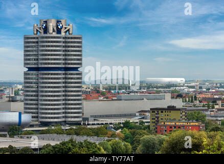 La torre della BMW (BMW-Vierzylinder o BMW-Turm), sullo sfondo la Allianz Arena, Stadio di calcio. Monaco di Baviera, Germani, Baviera, Europa Foto Stock