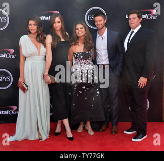 Maria Shriver (C) e le sue figlie Katherine Schwarzenegger e Christina Schwarzenegger e figli Patrick Schwarzenegger e Christopher Schwarzenegger (L-R) frequentano il venticinquesimo ESPYS presso il Microsoft Theatre di Los Angeles il 12 luglio 2017. Foto di Jim Ruymen/UPI Foto Stock