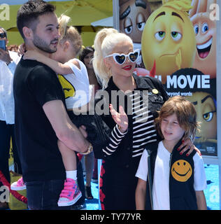 Membro del cast Christina Aguilera, la voce di Akiko Glitter nel animato motion picture commedia "Il filmato Emoji' assiste la premiere del film con il suo partner Matt Rutler e la loro figlia della pioggia di estate Rutler e suo figlio Max Liron Bratma al Regency Village Theater di Westwood sezione di Los Angeles il 23 luglio 2017. Storyline Gene, un multi-expressional gli Emoji, si mette in cammino per diventare un normale gli Emoji. Foto di Jim Ruymen/UPI Foto Stock