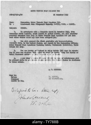 John Fitzgerald Kennedy la modifica del dazio Dicembre 21, 1943; l'ambito e il contenuto: Notifica per Il tenente John F. Kennedy lo stacco dal motorino Torpediniera Squadron due, e gli ordina di relazione al motore Torpediniera Squadron Training Center a Portsmouth, Rhode Island. Foto Stock