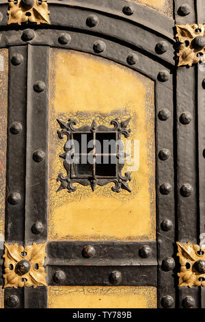 Dettaglio di un'antica porta della Neue Rathaus di Monaco di Baviera (Nuovo Municipio) XIX secolo in stile neo-gotico palazzo nella Marienplatz di München, Germania, Europa Foto Stock