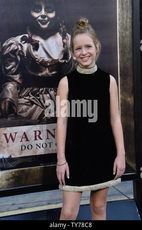 Membro del cast Lulu Wilson assiste la premiere del film thriller 'Annabelle: creazione' a TCL teatro cinese nella sezione di Hollywood di Los Angeles il 7 agosto 2017. Storyline diversi anni dopo la tragica morte della loro bambina, un dollmaker e sua moglie benvenuti una suora e diverse ragazze da un orfanotrofio chiuse nella loro casa, divenendo presto il bersaglio del dollmaker posseduta della creazione, Annabelle. Foto di Jim Ruymen/UPI Foto Stock