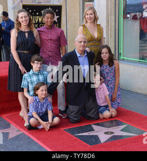 Attore Jeffrey Tambor è unita da membri della sua famiglia, i bambini e la moglie Kasia Tambor, posteriore destro) durante una cerimonia di inaugurazione in onore di lui con la 2,617th della stella sulla Hollywood Walk of fame a Los Angeles il 8 agosto 2017. Foto di Jim Ruymen/UPI Foto Stock