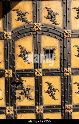 Dettaglio di un'antica porta della Neue Rathaus di Monaco di Baviera (Nuovo Municipio) XIX secolo in stile neo-gotico palazzo nella Marienplatz di München, Germania, Europa Foto Stock