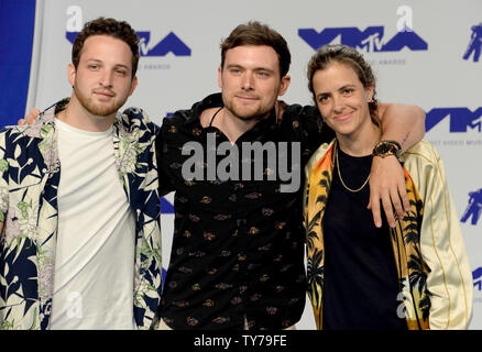 (L-R) Pete Nappi, Ethan Thompson, e Samantha Ronson di Ocean Park Standoff arrivare per la trentaquattresima edizione annuale degli MTV Video Music Awards presso il Forum di Inglewood, la California il 27 agosto 2017. Foto di Jim Ruymen/UPI Foto Stock