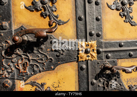 Dettaglio di un'antica porta della Neue Rathaus di Monaco di Baviera (Nuovo Municipio) XIX secolo in stile neo-gotico palazzo nella Marienplatz di München, Germania, Europa Foto Stock