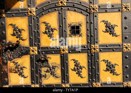 Dettaglio di un'antica porta della Neue Rathaus di Monaco di Baviera (Nuovo Municipio) XIX secolo in stile neo-gotico palazzo nella Marienplatz di München, Germania, Europa Foto Stock