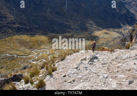 La bellissima serpeggiante Fiume Waraco sulla Cordillera Real traversa, Bolivia Foto Stock