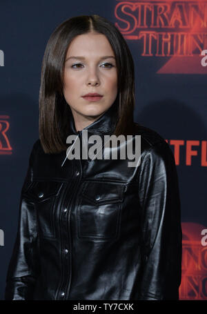 Membro del cast Millie Bobby Brown assiste la premiere di Netflix del "tranger cose' Stagione 2 al Regency Bruin Theatre di Los Angeles il 26 ottobre 2017. Trama: quando un giovane ragazzo scompare, sua madre, un capo della polizia e i suoi amici devono affrontare terrificanti forze al fine di riaverlo. Foto di Jim Ruymen/UPI Foto Stock