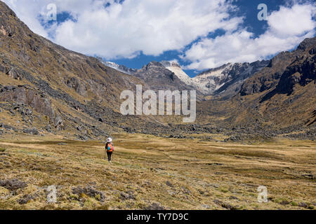 Trekking attraverso la Cordillera Real mountain range, Bolivia Foto Stock