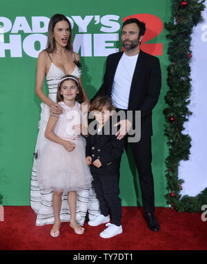 Membro del cast Alessandra Ambrosio assistere alla premiere di Motion Picture comedy 'papà's Home 2' con il marito Jamie Mazur e la loro figlia Anja Mazur e figlio di Noè Mazue al Regency Village Theater di Westwood sezione di Los Angeles il 5 novembre 2017. Trama: Brad e polverosa devono trattare con i loro padri intrusivo durante le vacanze. Foto di Jim Ruymen/UPI Foto Stock