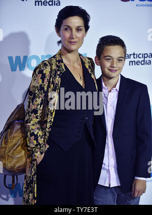 Carrie-Anne Moss e suo figlio Jaden Roy arrivare per la premiere di 'Wonder' al Regency Village Theatre di Los Angeles il 14 novembre 2017. Foto di Christine masticare/UPI Foto Stock