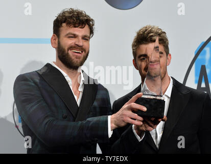 Alex Pall (L) e Andrea Taggart del Chainsmokers appaiono backstage dopo essendo preferito denominato Electronic Dance Music Artista durante l annuale American Music Awards tenutosi presso Microsoft Theatre di Los Angeles, il 19 novembre 2017. Foto di Jim Ruymen/UPI Foto Stock