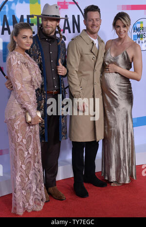 Hayley Stommel, Tyler Hubbard, Brian Kelley e Brittney Marie Cole arrivare per l annuale American Music Awards tenutosi presso Microsoft Theatre di Los Angeles, il 19 novembre 2017. Foto di Jim Ruymen/UPI Foto Stock