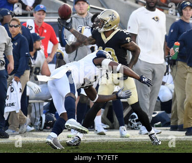 Santi ricevitore Ted Ginn Jr fa un una sola mano fermo contro i Rams al LA Coliseum di Los Angeles, 26 novembre 2017. Foto di Jon SooHoo/UPI Foto Stock