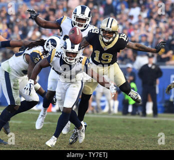 Santi ricevitore Ted Ginn Jr (19) combatte per la sfera con arieti sicurezze Blake Contessa (24) e Lamarcus Joyner (20) presso il La Coliseum di Los Angeles, 26 novembre 2017. Foto di Jon SooHoo/UPI Foto Stock