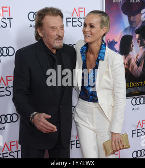 Il francese rock star e attore Johnny Hallyday e sua moglie Laeticia Hallyday frequentare la premiere "regole non si applicano' a TCL teatro cinese nella sezione di Hollywood di Los Angeles il 10 novembre 2016. Hallyday, che divenne il primo cantante gallico a divulgare rock ÕnÕ roll in Francia e ha venduto oltre 110 milioni di record durante una carriera musicale che coprono oltre mezzo secolo, è morto. Egli è stato 74 e che era stata la lotta contro il cancro per diversi mesi. Ampiamente conosciuto come il "Francesi Elvis,' Hallyday ha iniziato la sua carriera di canto alla fine degli anni cinquanta specializzata in lingua francese le versioni cover di famosi brani da ar Foto Stock