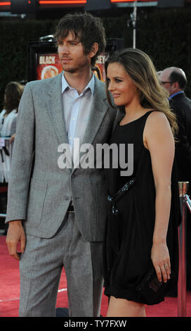 L'attrice Alicia Silverstone e Christopher Jarecki frequentare il 2003 premiere di 'Tropic Thunder' a Los Angeles in questo file foto. Silverstone ha ufficialmente presentato istanza di divorzio dal marito Christopher Jarecki dopo essere stato separato per oltre due anni. Il 'Clueless' star citate differenze inconciliabili come la causa del loro split, secondo TMZ. Silverstone e Jarecki legato il nodo in 2005 dopo otto anni insieme e hanno un figlio di sette anni di nome orso blu. File foto da Jim Ruymen/UPI Foto Stock