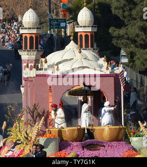 Il Regno di religione Sikh Missione "servente gentilezza" galleggiante, vincitore del Leishman spirito pubblico trofeo, rende la sua strada verso il basso Colorado Boulevard durante la 129Torneo delle Rose Parade tenutasi a Pasadena, in California il 1 gennaio 2018. Foto di Jim Ruymen/UPI Foto Stock