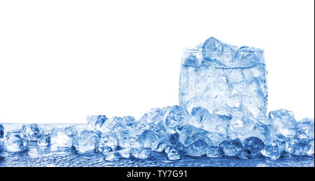 Acqua con ghiaccio tritato cubetti in vetro isolato su sfondo bianco Foto Stock