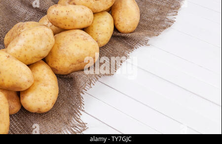 Patate grezzo isolato su bianco sullo sfondo della tabella Foto Stock