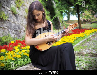 Musicista in posa con bellissimo mandolino italiano Foto Stock