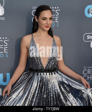 L'attrice Gal Gadot assiste la XXIII edizione critica' Choice Awards a Barker appendiabiti in Santa Monica, in California, il 11 dicembre 2018. Foto di Jim Ruymen/UPI Foto Stock