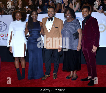(L-R) Kyra Anderson, Alvina Stewart, host Anthony Anderson, Doris Hancox, e Nathan Anderson arriva per la quarantanovesima NAACP Image Awards a Pasadena Civic Auditorium di Pasadena, in California, il 15 gennaio 2018. Il NAACP Image Awards celebra i successi delle persone di colore e nei settori della televisione, musica, letteratura e film e successi anche i singoli o i gruppi che promuovono la giustizia sociale attraverso sforzi creativi. Foto di Christine masticare/UPI Foto Stock