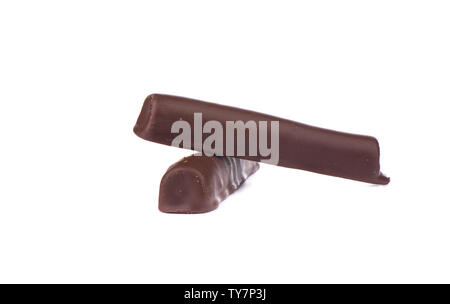 Due vetrate cagliata dolce isolato su uno sfondo bianco. Ricotta dolce fatto dalla cagliata e ricoperto con glassa di cioccolato. Close up. Spazio di copia Foto Stock