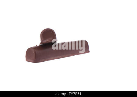 Due vetrate cagliata dolce isolato su uno sfondo bianco. Ricotta dolce fatto dalla cagliata e ricoperto con glassa di cioccolato. Close up. Spazio di copia Foto Stock