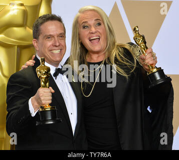 I registi Lee Unkrich (L) e darla K. Anderson, vincitori del premio per il miglior lungometraggio animato per "Coco,' compaiono dietro le quinte con il loro Oscar durante il novantesimo Accademia annuale dei premi al Loews Hollywood Hotel nella sezione di Hollywood di Los Angeles il 4 marzo 2018. Foto di Jim Ruymen/UPI Foto Stock