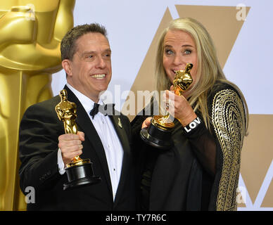 I registi Lee Unkrich (L) e darla K. Anderson, vincitori del premio per il miglior lungometraggio animato per "Coco,' compaiono dietro le quinte con il loro Oscar durante il novantesimo Accademia annuale dei premi al Loews Hollywood Hotel nella sezione di Hollywood di Los Angeles il 4 marzo 2018. Foto di Jim Ruymen/UPI Foto Stock