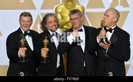 (L-R) artisti degli effetti visivi Richard R. Hoover, Paul Lambert, Gerd Nefzer, e John Nelson, vincitori del premio per i migliori effetti visivi award per "Blade Runner 2049,' compaiono dietro le quinte con il loro Oscar durante il novantesimo Accademia annuale dei premi al Loews Hollywood Hotel nella sezione di Hollywood di Los Angeles il 4 marzo 2018. Foto di Jim Ruymen/UPI Foto Stock