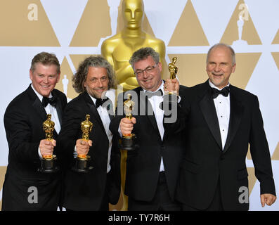 (L-R) artisti degli effetti visivi Richard R. Hoover, Paul Lambert, Gerd Nefzer, e John Nelson, vincitori del premio per i migliori effetti visivi award per "Blade Runner 2049,' compaiono dietro le quinte con il loro Oscar durante il novantesimo Accademia annuale dei premi al Loews Hollywood Hotel nella sezione di Hollywood di Los Angeles il 4 marzo 2018. Foto di Jim Ruymen/UPI Foto Stock