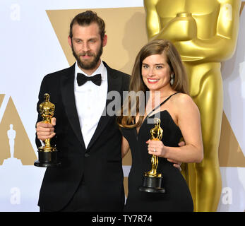 Attore/Produttore Chris Overton e attore Rachel Shenton, vincitori del premio per il miglior live action short film per 'Il silenzioso bambino,' compaiono dietro le quinte con il loro Oscar durante il novantesimo Accademia annuale dei premi al Loews Hollywood Hotel nella sezione di Hollywood di Los Angeles il 4 marzo 2018. Foto di Jim Ruymen/UPI Foto Stock