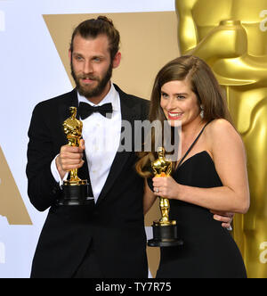 Attore/Produttore Chris Overton e attore Rachel Shenton, vincitori del premio per il miglior live action short film per 'Il silenzioso bambino,' compaiono dietro le quinte con il loro Oscar durante il novantesimo Accademia annuale dei premi al Loews Hollywood Hotel nella sezione di Hollywood di Los Angeles il 4 marzo 2018. Foto di Jim Ruymen/UPI Foto Stock