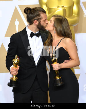 Attore/Produttore Chris Overton e attore Rachel Shenton, vincitori del premio per il miglior live action short film per 'Il silenzioso bambino,' compaiono dietro le quinte con il loro Oscar durante il novantesimo Accademia annuale dei premi al Loews Hollywood Hotel nella sezione di Hollywood di Los Angeles il 4 marzo 2018. Foto di Jim Ruymen/UPI Foto Stock