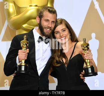 Attore/Produttore Chris Overton e attore Rachel Shenton, vincitori del premio per il miglior live action short film per 'Il silenzioso bambino,' compaiono dietro le quinte con il loro Oscar durante il novantesimo Accademia annuale dei premi al Loews Hollywood Hotel nella sezione di Hollywood di Los Angeles il 4 marzo 2018. Foto di Jim Ruymen/UPI Foto Stock