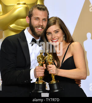 Attore/Produttore Chris Overton e attore Rachel Shenton, vincitori del premio per il miglior live action short film per 'Il silenzioso bambino,' compaiono dietro le quinte con il loro Oscar durante il novantesimo Accademia annuale dei premi al Loews Hollywood Hotel nella sezione di Hollywood di Los Angeles il 4 marzo 2018. Foto di Jim Ruymen/UPI Foto Stock