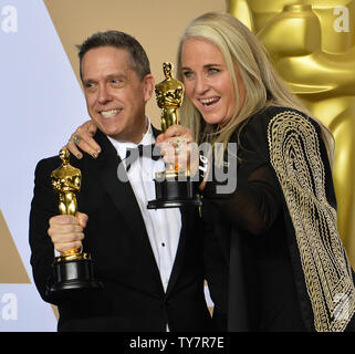 I registi Lee Unkrich (L) e darla K. Anderson, vincitori del premio per il miglior lungometraggio animato per "Coco,' compaiono dietro le quinte con il loro Oscar durante il novantesimo Accademia annuale dei premi al Loews Hollywood Hotel nella sezione di Hollywood di Los Angeles il 4 marzo 2018. Foto di Jim Ruymen/UPI Foto Stock