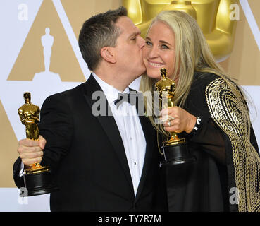 I registi Lee Unkrich (L) e darla K. Anderson, vincitori del premio per il miglior lungometraggio animato per "Coco,' compaiono dietro le quinte con il loro Oscar durante il novantesimo Accademia annuale dei premi al Loews Hollywood Hotel nella sezione di Hollywood di Los Angeles il 4 marzo 2018. Foto di Jim Ruymen/UPI Foto Stock