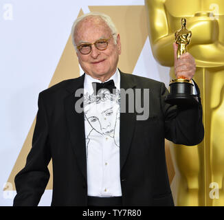 Scrittore James Ivory, vincitore del premio per la migliore sceneggiatura adattata per 'Call Me dal vostro nome,' appare dietro le quinte con il suo Oscar durante il novantesimo Accademia annuale dei premi al Loews Hollywood Hotel nella sezione di Hollywood di Los Angeles il 4 marzo 2018. Foto di Jim Ruymen/UPI Foto Stock